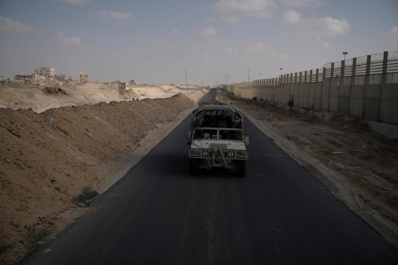 Israelisk militär kör längs Philadelphikorridoren längs Gazaremsans gräns mot Egypten i höstas. Foto: Leo Correa/AP/TT