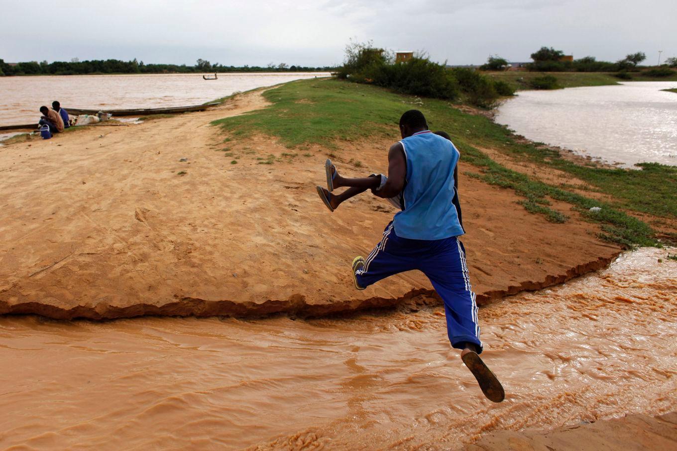 En översvämmad flodbädd i Niamey, Niger. Arkivbild. Foto: Rebecca Blackwell/AP/TT