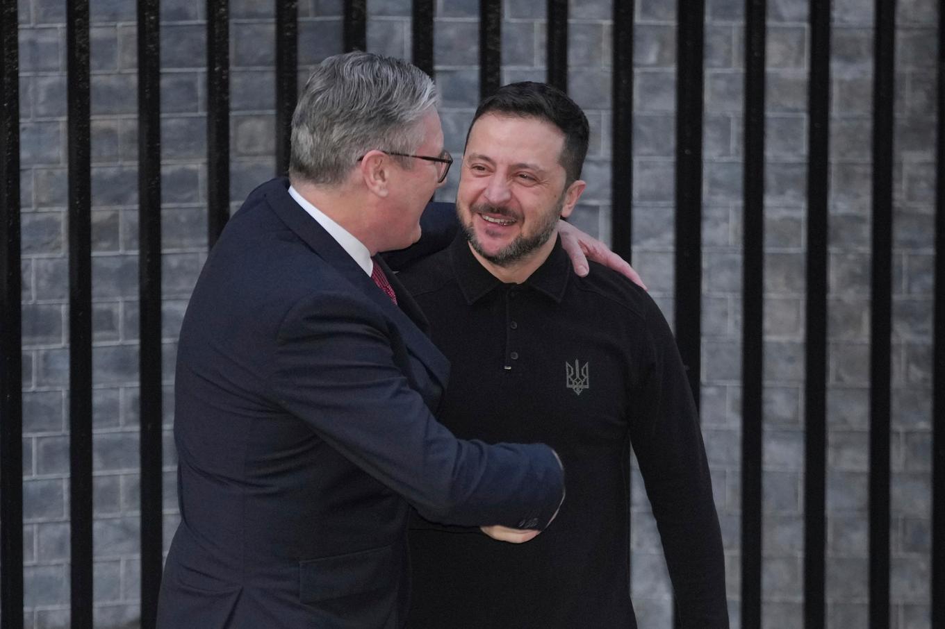 Keir Starmer tar emot Volodymyr Zelenskyj på 10 Downing Street i London. Foto: Kin Cheung/AP/TT