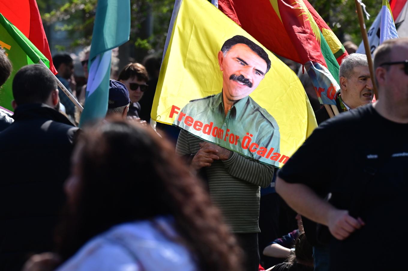 Demonstranter med texten "Freedom för Öcalan". Arkivbild. Foto: Björn Larsson Rosvall/TT