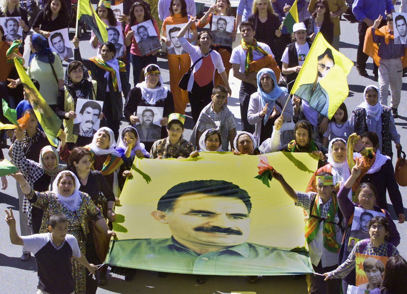 Demonstranter bär en bild av Abdullah Ocalan i Tyskland 2001. Foto: Roland Weihrauch/AP/TT