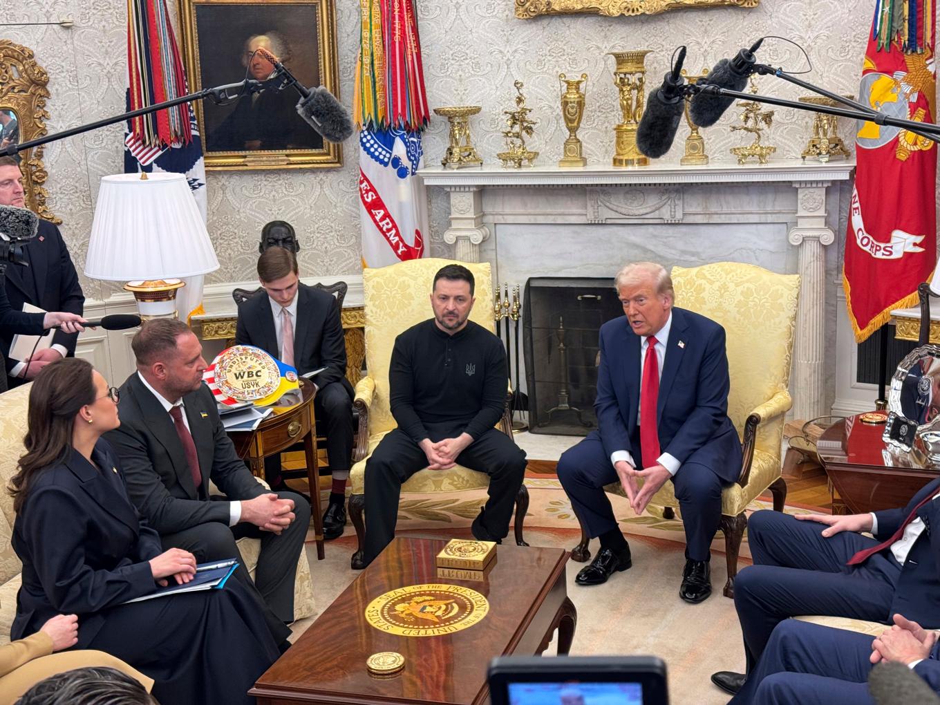 USA:s president Donald Trump och Ukrainas president Volodymyr Zelenskyj under mötet i Vita huset på fredagen. Foto: Mstyslav Cherno/AP/TT