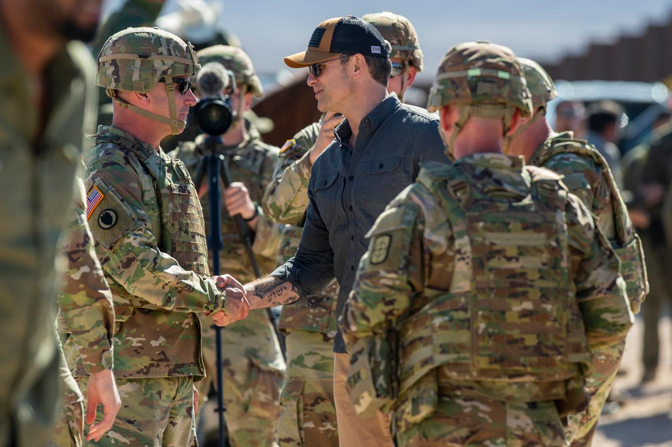 Försvarsminister Pete Hegseth hälsar på soldater vid USA:s gräns mot Mexiko i början av februari. Arkivbild. Foto: Andres Leighton/AP/TT