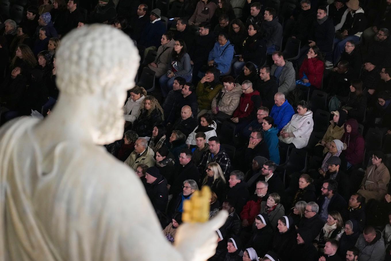 Påve Franciskus har haft en "fridfull natt" efter att ha fått akuta andningsproblem under fredagen. Människor samlades även under fredagen vid Petersplatsen i Vatikanen för att be för påvens hälsa. Foto: Andrew Medichini/AP/TT