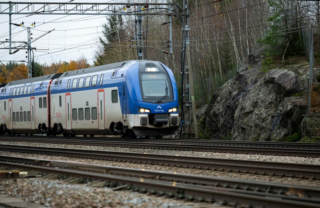 Järnvägen behöver ett ansiktslyft. Här ett Mälartåg på stambanan vid Järna söder om Stockholm. Arkivbild. Foto: Pontus Lundahl/TT