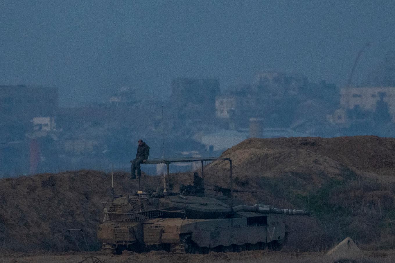 En israelisk soldat sitter på en stridsvagn vid gränsen till Gaza. Foto: Ariel Schalit/AP/TT