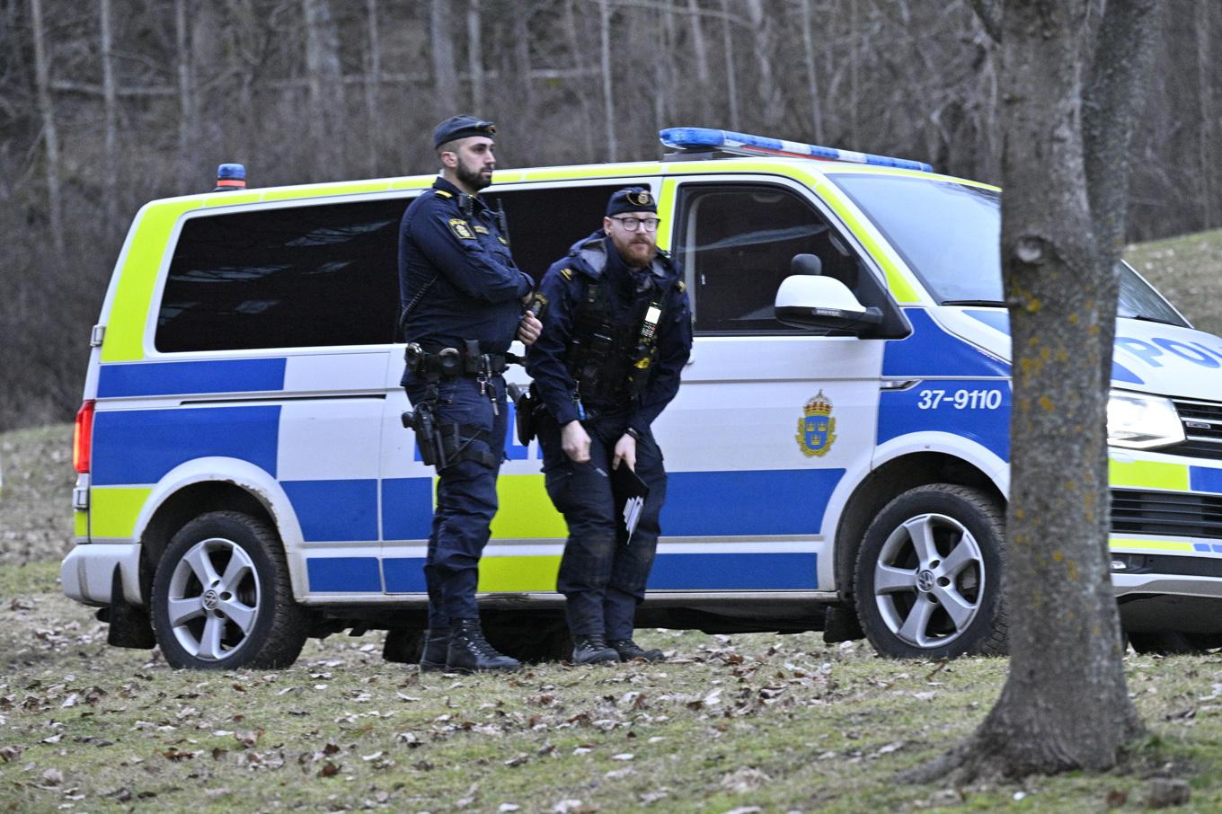 Polis på plats i Norsborg i Botkyrka söder om Stockholm efter att skott avlossats mot ett lägenhetsfönster. Foto: Roger Vikström/TT