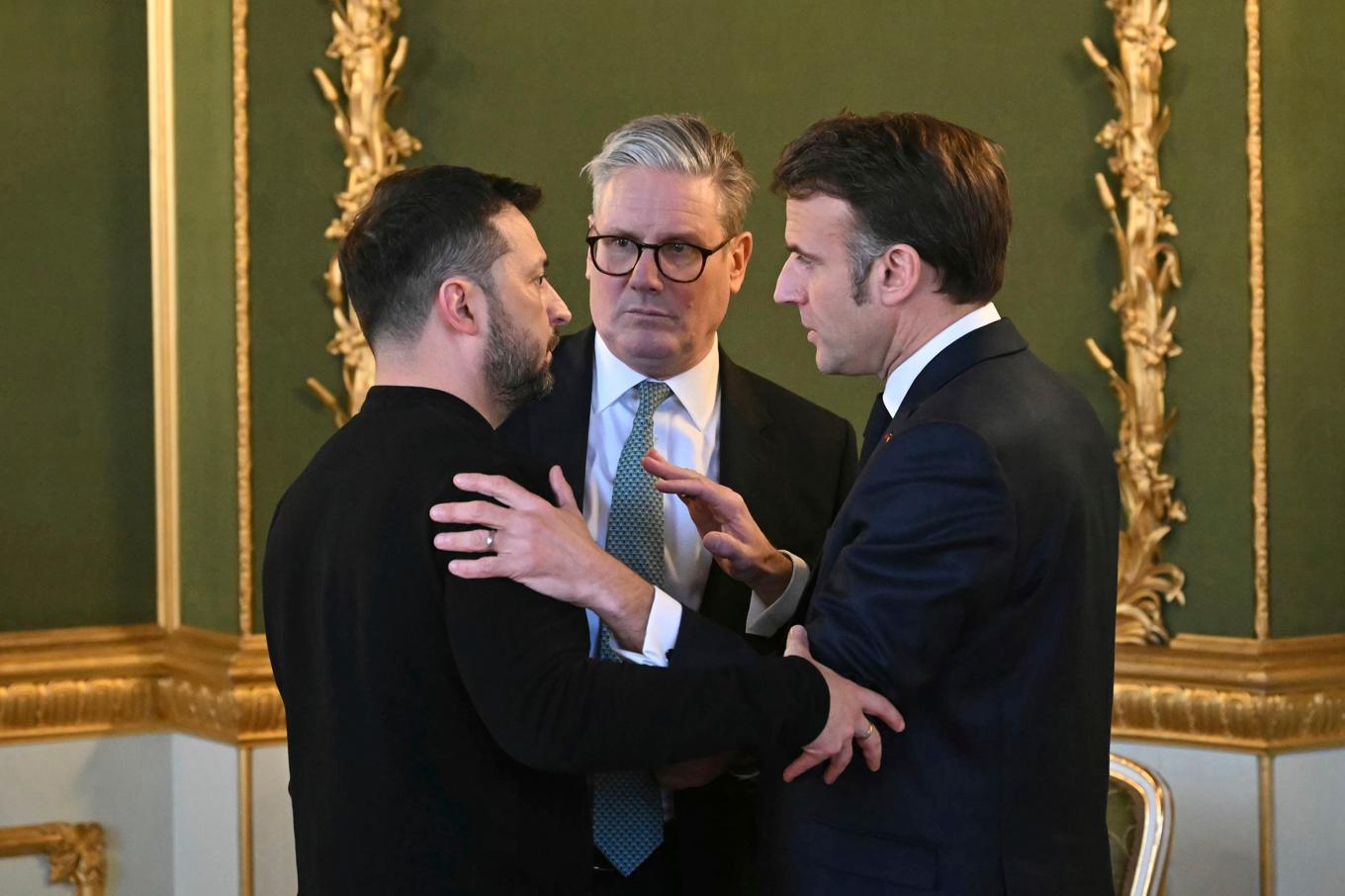 Ukrainas president Volodymyr Zelenskyj, brittiske premiärministern Keir Starmer (mitten) och Frankrikes president Emmanuel Macron i London. Foto: Justin Tallis/AP/TT