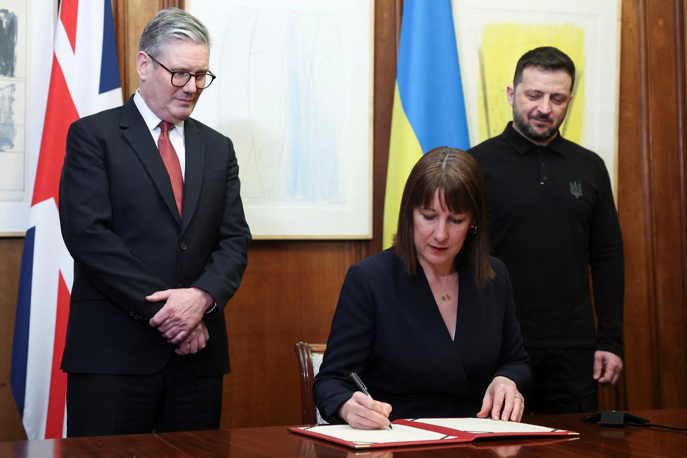 Lördagens möte mellan Storbritanniens premiärminister Keir Starmer och Ukrainas president Volodymyr Zelenskyj resulterade i ett miljardlån till försvarsinsatser. Foto: Toby Melville/Pool Photo via AP/TT