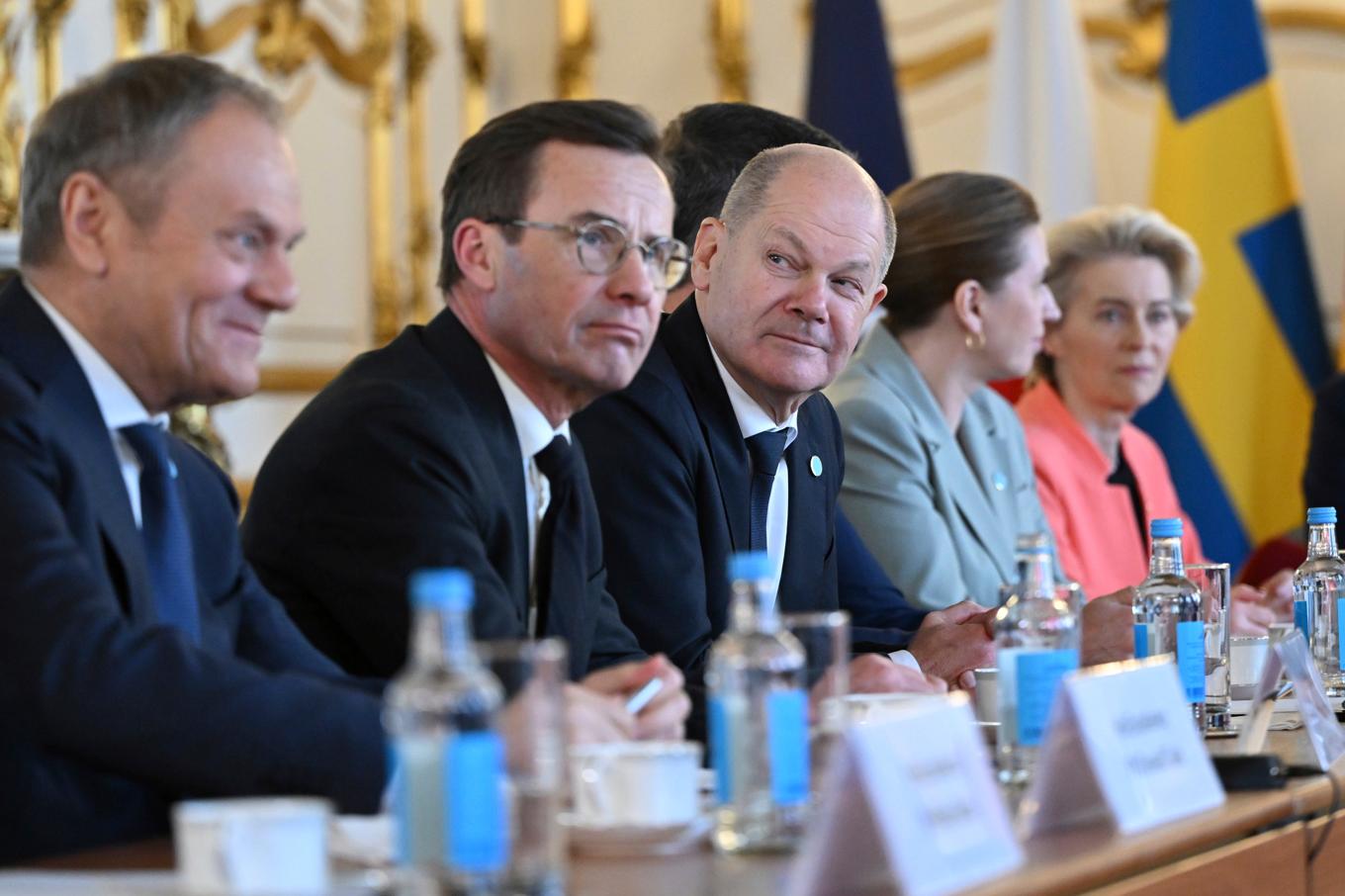 Polens premiärminister Donald Tusk, statsminister Ulf Kristersson, Tysklands förbundskansler Olaf Scholz, Danmarks statsminister Mette Frederiksen och EU-kommissionens ordförande Ursula von der Leyen inne på Londonmötet. Foto: Justin Tallis/AP/TT