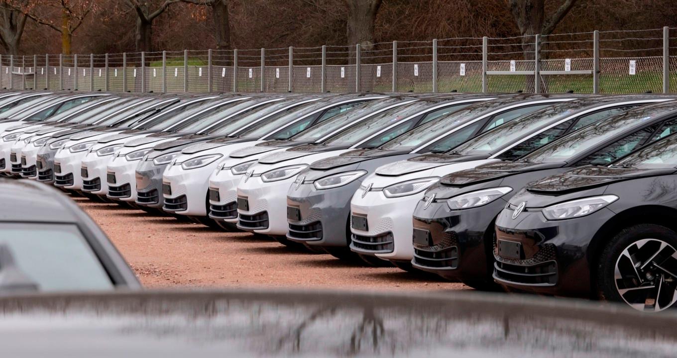 Bilar på rad vid Volkswagens fabrik i Zwickau i februari. Foto: Jens Meyer/AP/TT