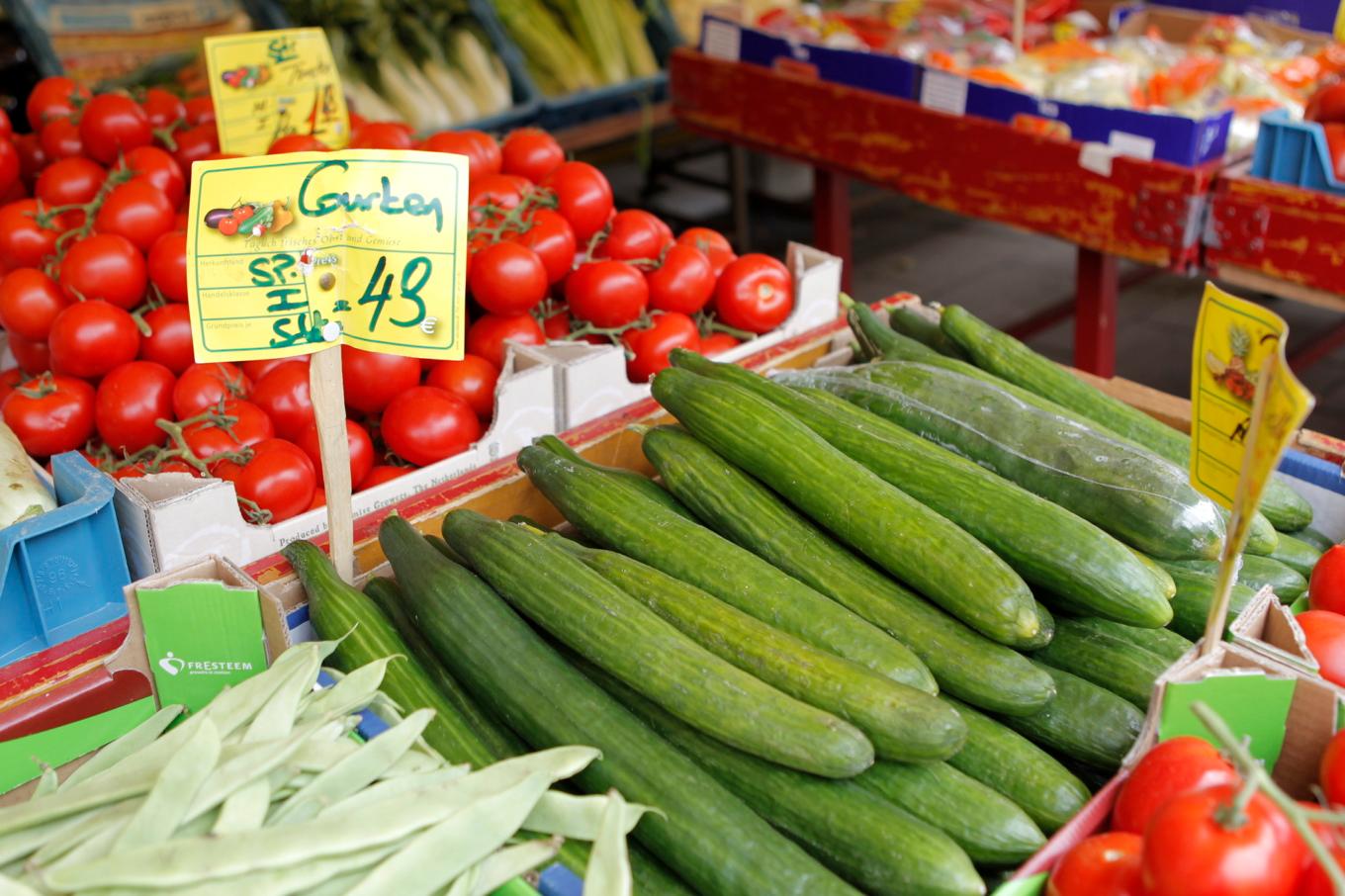 Något lägre inflation i eurozonen, men inte när det gäller livsmedel. Arkivbild Foto: Marius Roeer AP/TT