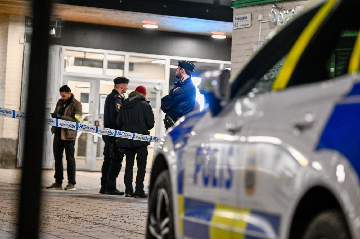 En stor polisinsats pågår efter att två personer skadats allvarligt i en skottlossning i Fruängen i södra Stockholm. Foto: Oscar Olsson/TT