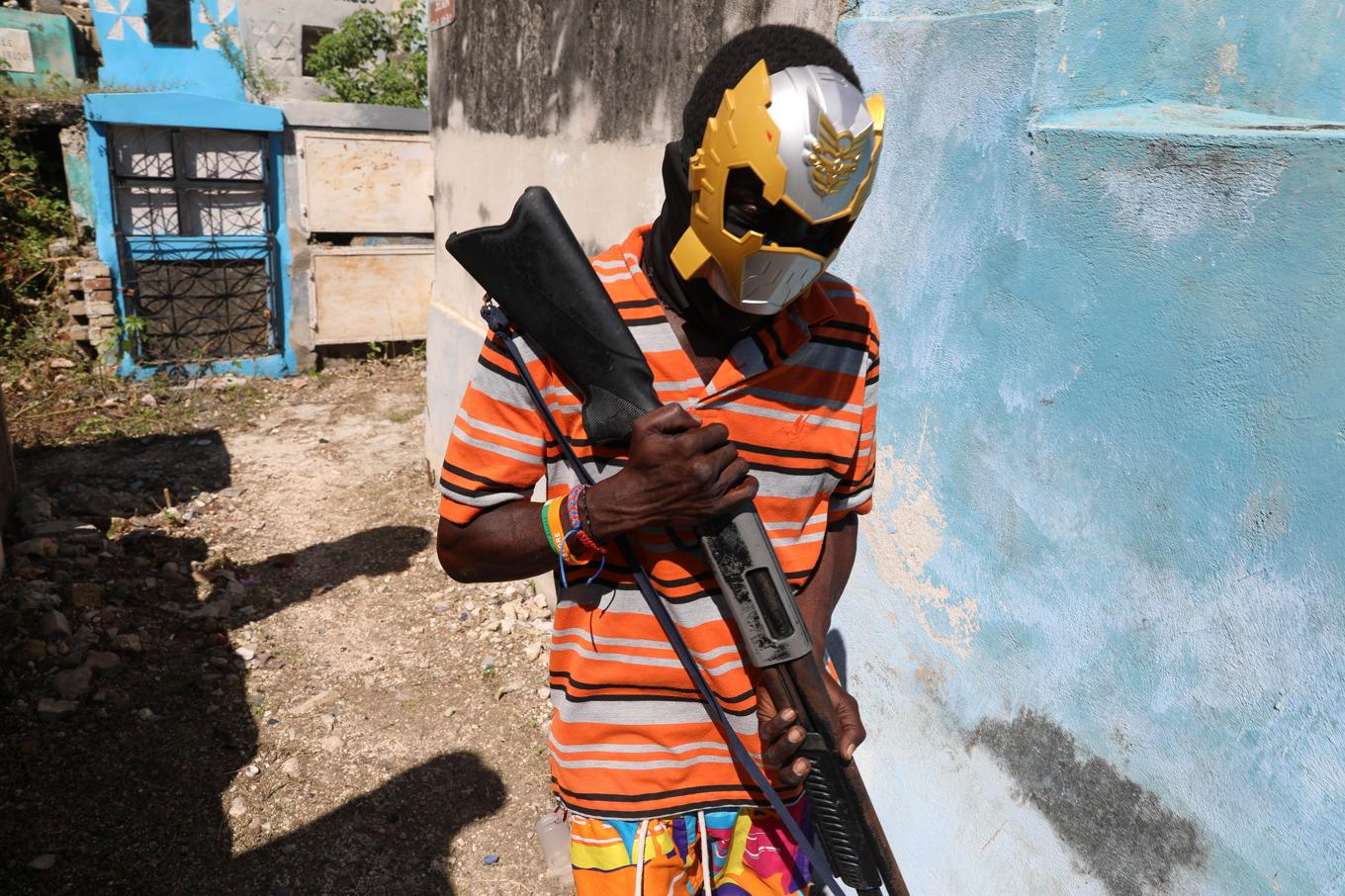 En maskerad gängmedlem poserar för ett foto i Haitis huvudstad Port-au-Prince i november. Stora delar av staden kontrolleras av gatugäng med stora våldskapital. Foto: Odelyn Joseph/AP/TT