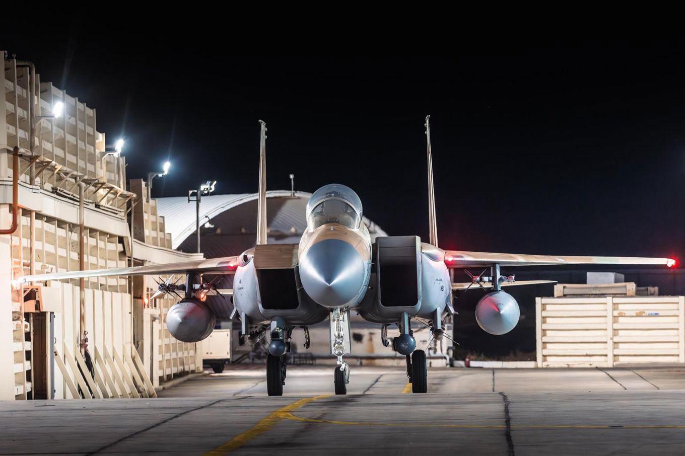 Israeliskt stridsflyg på en overifierad bild från Israels försvarsmakt. (Arkivbild) Foto: Israel Defense Forces handout/TT