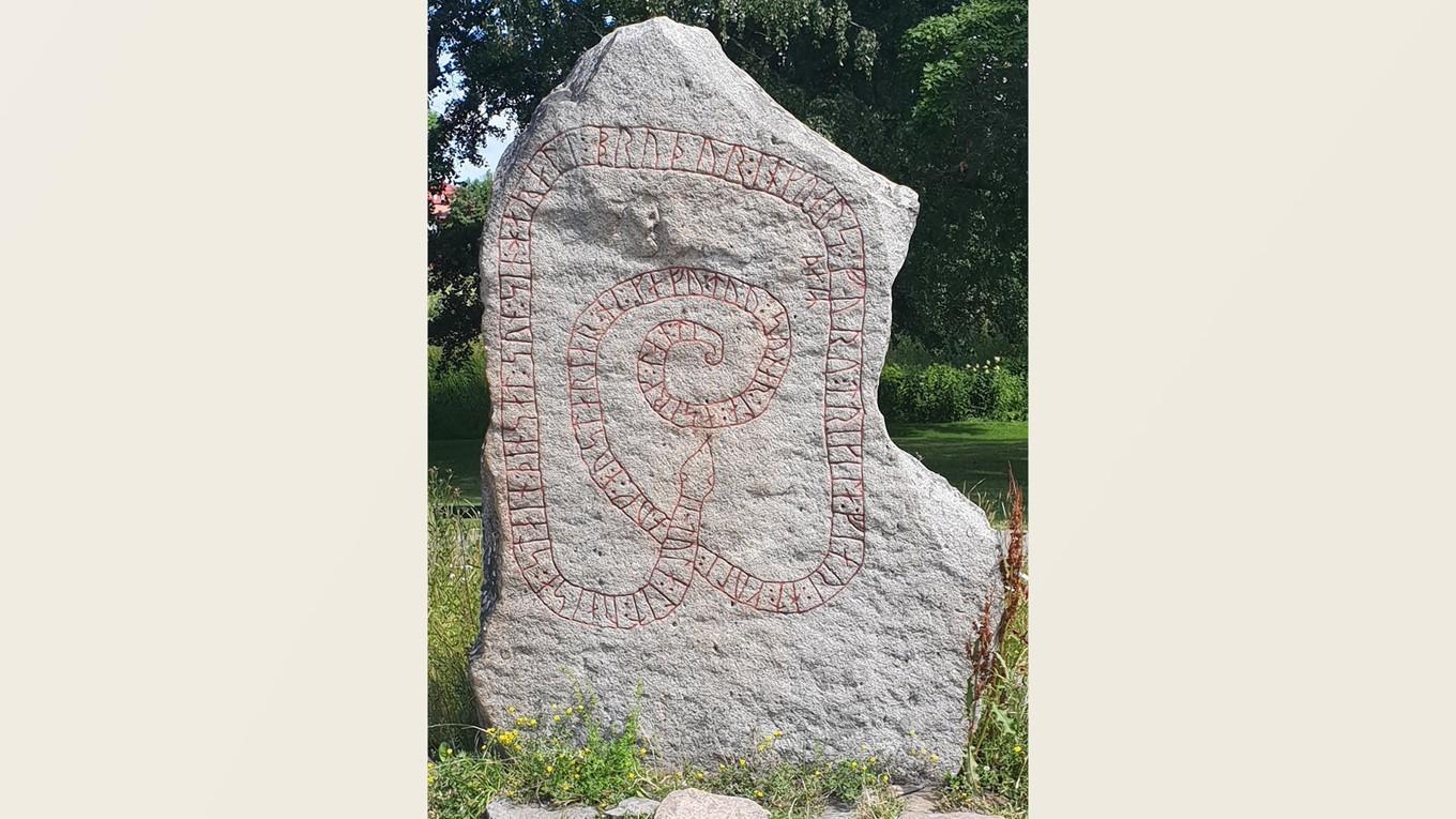 Gripsholmsstenen, eller SÖ 179 som den heter i runstenssammanhang, är den som har mest att berätta om Ingvarståget. Tola lät resa stenen efter en son som aldrig kom hem igen. Foto: Camilla Johansson