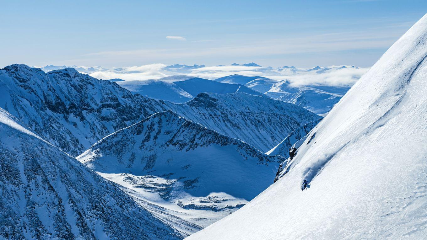 Niehku Mountain Villa är ett exklusivt hotell beläget i vintersportorten Riksgränsen, cirka 200 kilometer norr om polcirkeln och endast 50 meter från norska gränsen. Namnet ”Niehku” betyder ”dröm” på nordsamiska, och hotellets ambition är att erbjuda just en drömlik upplevelse för sina gäster. Hotellet har 14 bekväma gästrum och erbjuder faciliteter som restaurang, bar, vardagsrum samt en relaxavdelning med bastu, massage och gym. Niehku Mountain Villa är också en utmärkt utgångspunkt för aktiviteter som heliskidåkning, toppturer, vandring och fiske i den storslagna fjällmiljön.   
Foto: Mattias Fredriksson, Niehku Mountain Villa