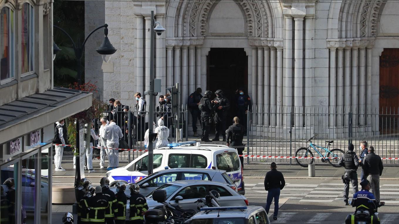 Poliser utanför Notre Dame-katedralen i Nice där tre personer knivhöggs till döds av en tunisisk medborgare den 29 oktober 2020. Nu har han dömts till livstids fängelse. Foto: Valery Hache/AFP via Getty Images