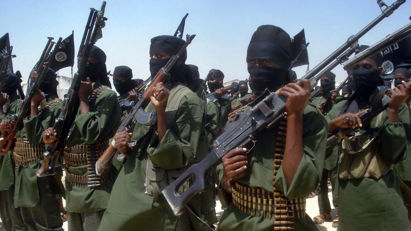 På bilden som är tagen den 17 februari 2011 ser man islamistiska krigare från al-Shabaab genomföra militärövningar. Foto: Abdurashid Abdulle/AFP via Getty Images