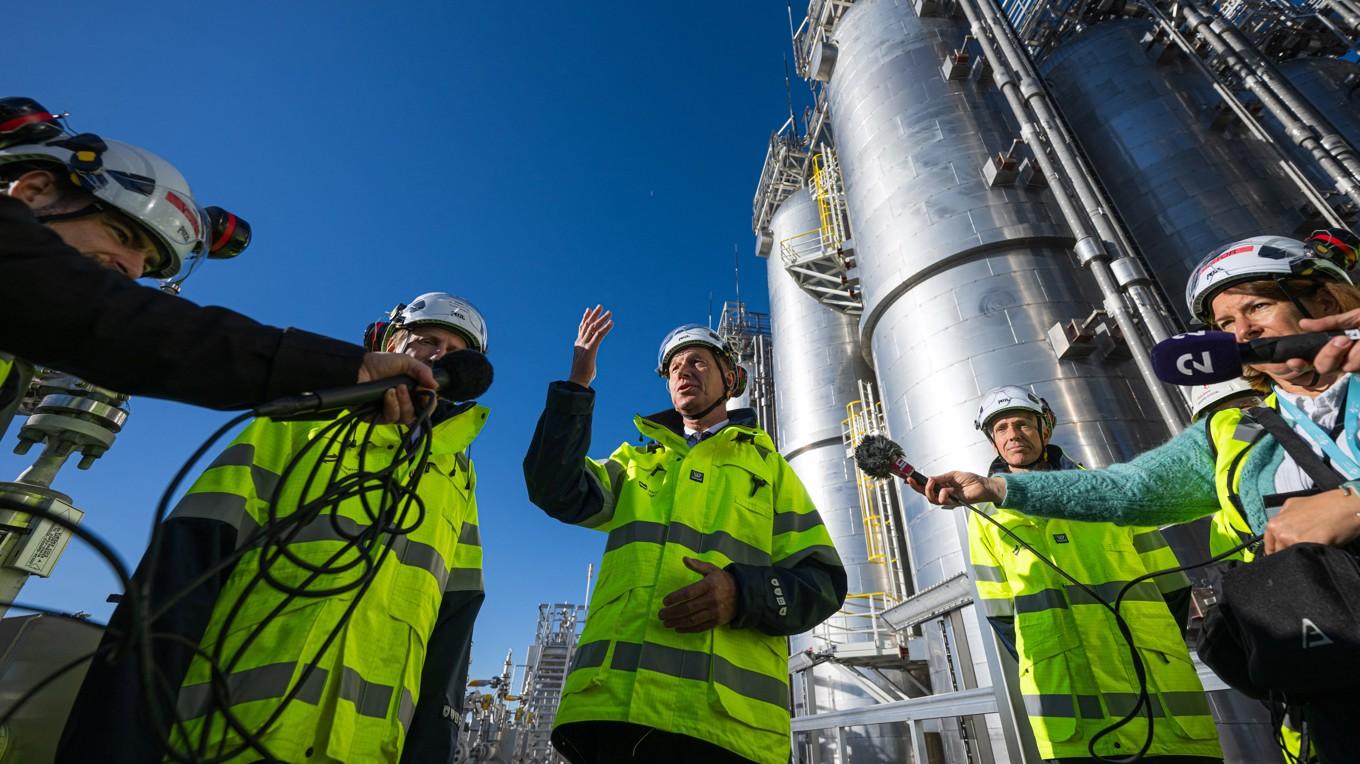 Norges energiminister Terje Aasland (C) i mitten) besöker Northern Lights, nära Bergen i Norge, en anläggning för att lagra och transportera koldioxid. Foto: Jonathan Näckstrand/AFP via Getty Images