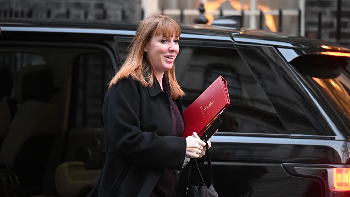 Storbritanniens vicepremiärminister Angela Rayner vid Downing Street i London den 7 januari. Foto: Leon Neal/Getty Images