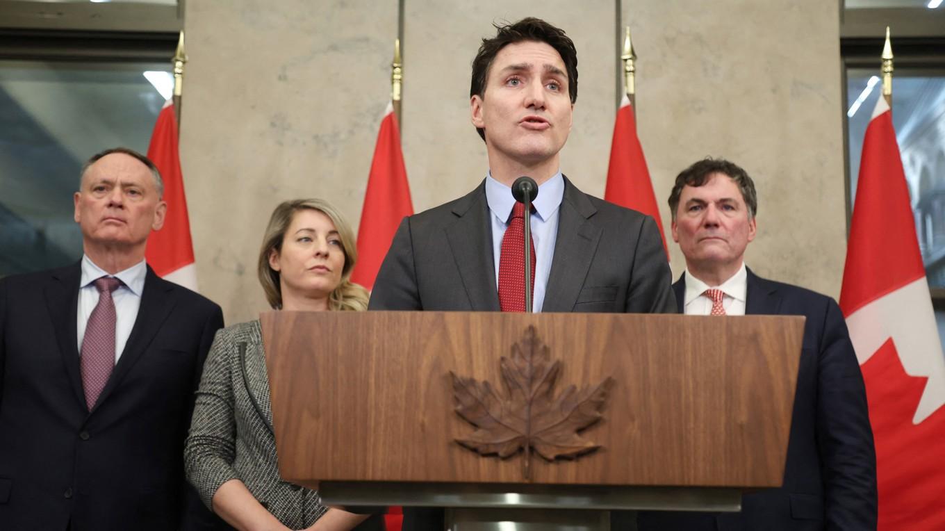 På bilden: David J. McGuinty, minister för allmän säkerhet (längst till vänster), Melanie Joly, utrikesminister, Dominic LeBlanc, finansminister, och Justin Trudeau, premiärminister. Foto: Dave Chan/AFP via Getty Images