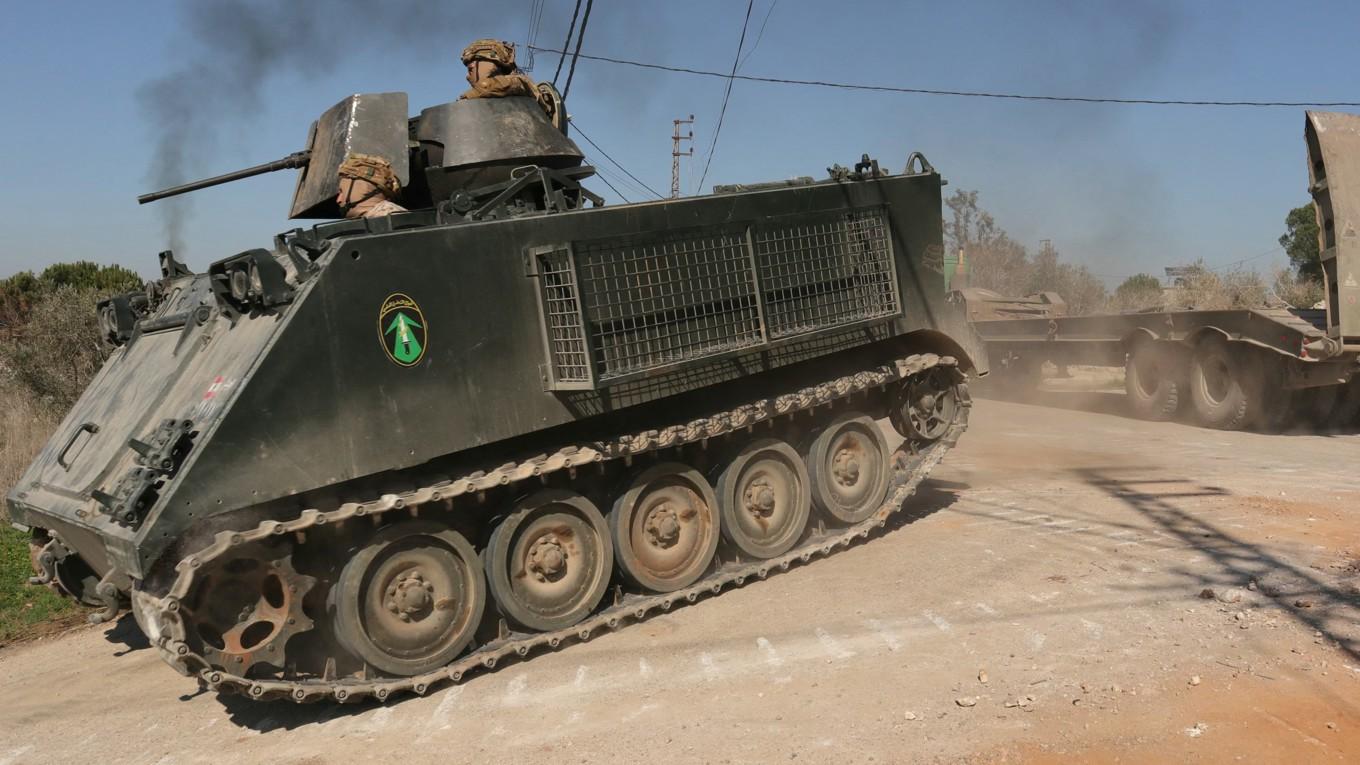 Ett libanesiskt arméfordon kör i den södra libanesiska byn al-Taybeh, nära gränsen till Israel, den 4 februari 2025. Foto: Rabih Daher/AFP via Getty Images