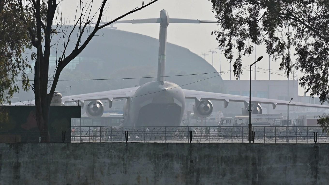 Ett flygplan från det amerikanska flygvapnet, som transporterat indiska migranter från USA, har landat på flygplatsen på Guru Ram Das Jee i Amritsar i Indien den 5 februari. Foto: Narinder Nanu/AFP via Getty Images