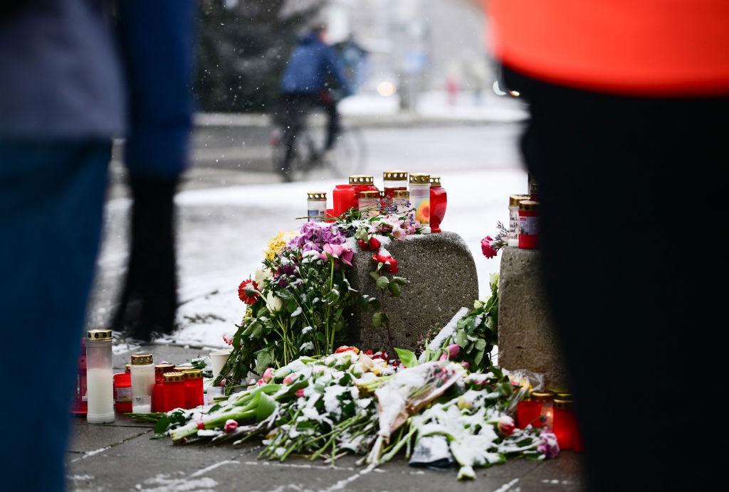 Blommor på platsen för terrordådet i München. Det blir, som så många andra tragedier, även en bricka i politiska spel. Foto: TOBIAS SCHWARZ/AFP via Getty Images