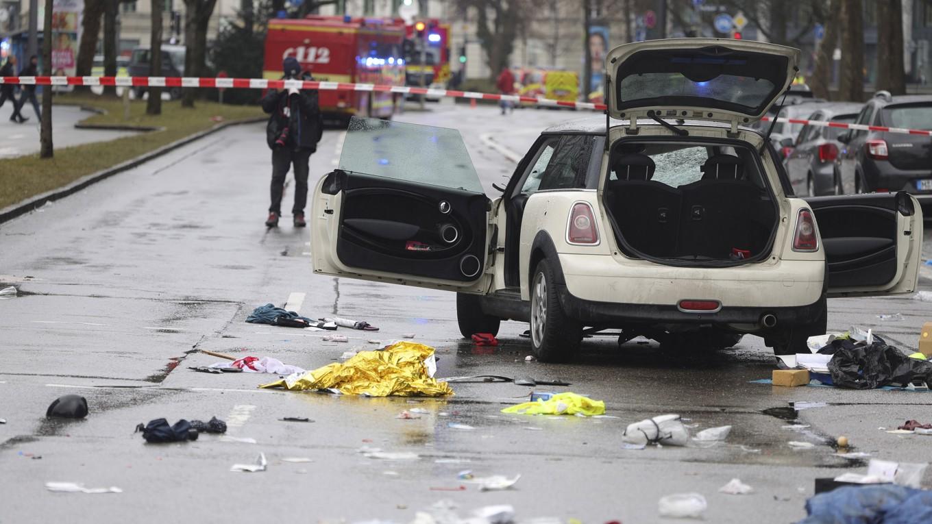 Polis och räddningstjänst i närheten där en afghansk man körde med en bil plöjde in mot en folkmassa i München i Tyskland den 13 februari. Foto: Johannes Simon/Getty Images