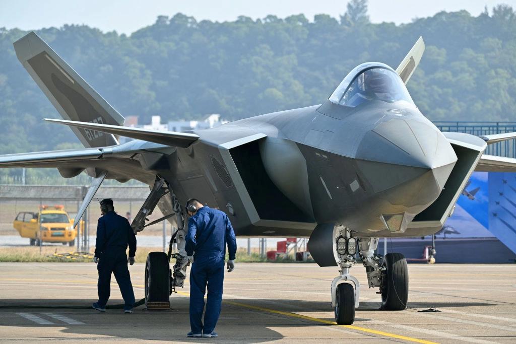 Ett kinesisk J-20-flygplan. Den kinesiska militärindustrin genomgår konvulsioner. Hector Retamal/AFP via Getty Images