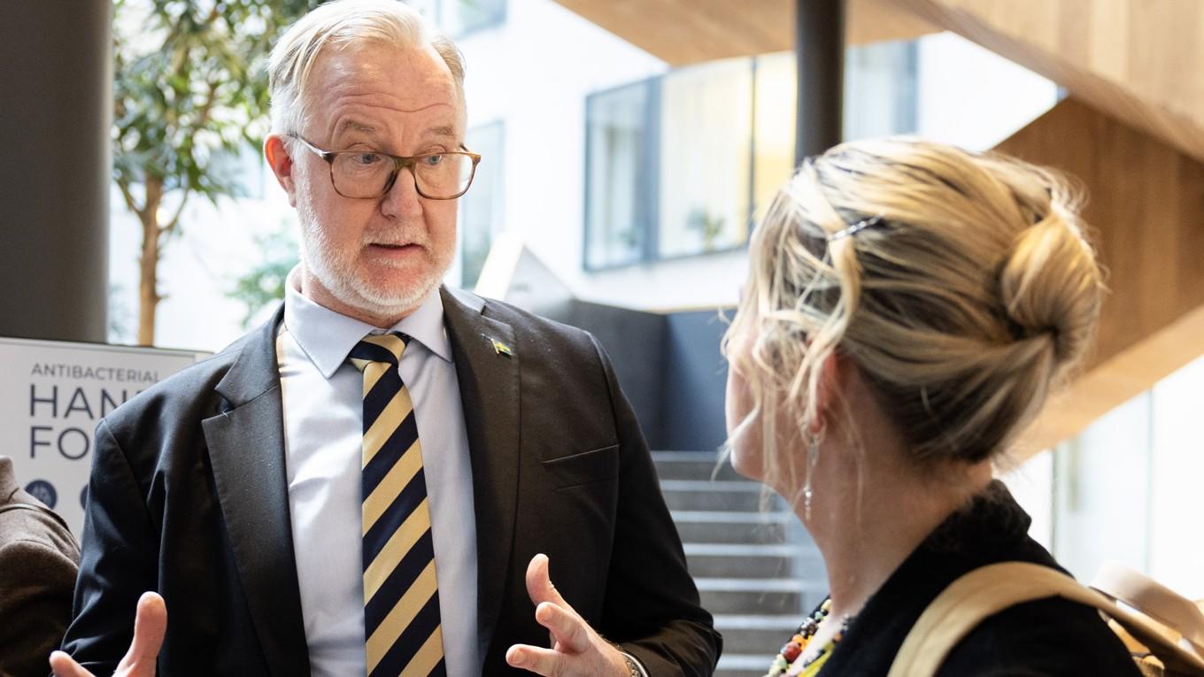 En ny utredning föreslår att skolan går åt ett mer auktoritativt håll. Bild från utbildningsminister Johan Pehrsons (L) och skolministerns krismöte om våld i skolan. Foto: Ninni Andersson/Regeringskansliet