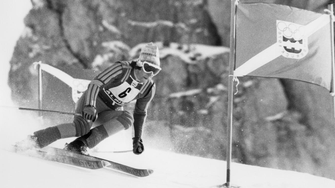 Väldigt, väldigt länge, i hela 34 år, innan Mikaela Shiffrin gick förbi för två år sedan, fick Ingemar Stenmark inneha sitt rekord med 86 världscupsegrar. Men ingen kan ta ifrån honom hans två OS-guldmedaljer från Lake Placid 1980, eller hans två VM-guld från Garmisch-Partenkirchen 1978, eller att han i en Sifo-undersökning 1999 röstades fram som århundradets främsta svenska idrottsman. I Nordiska museets arkiv finns en av Stenmarks skidjackor från 1978, en modell som han använde när han åkte specialslalom. På katalogkortet står det: ”Gåva 28/8 1979 av Ingemar Stenmark, Slalomvägen 9, Tärnaby.”   
Foto: Nordiska Museet