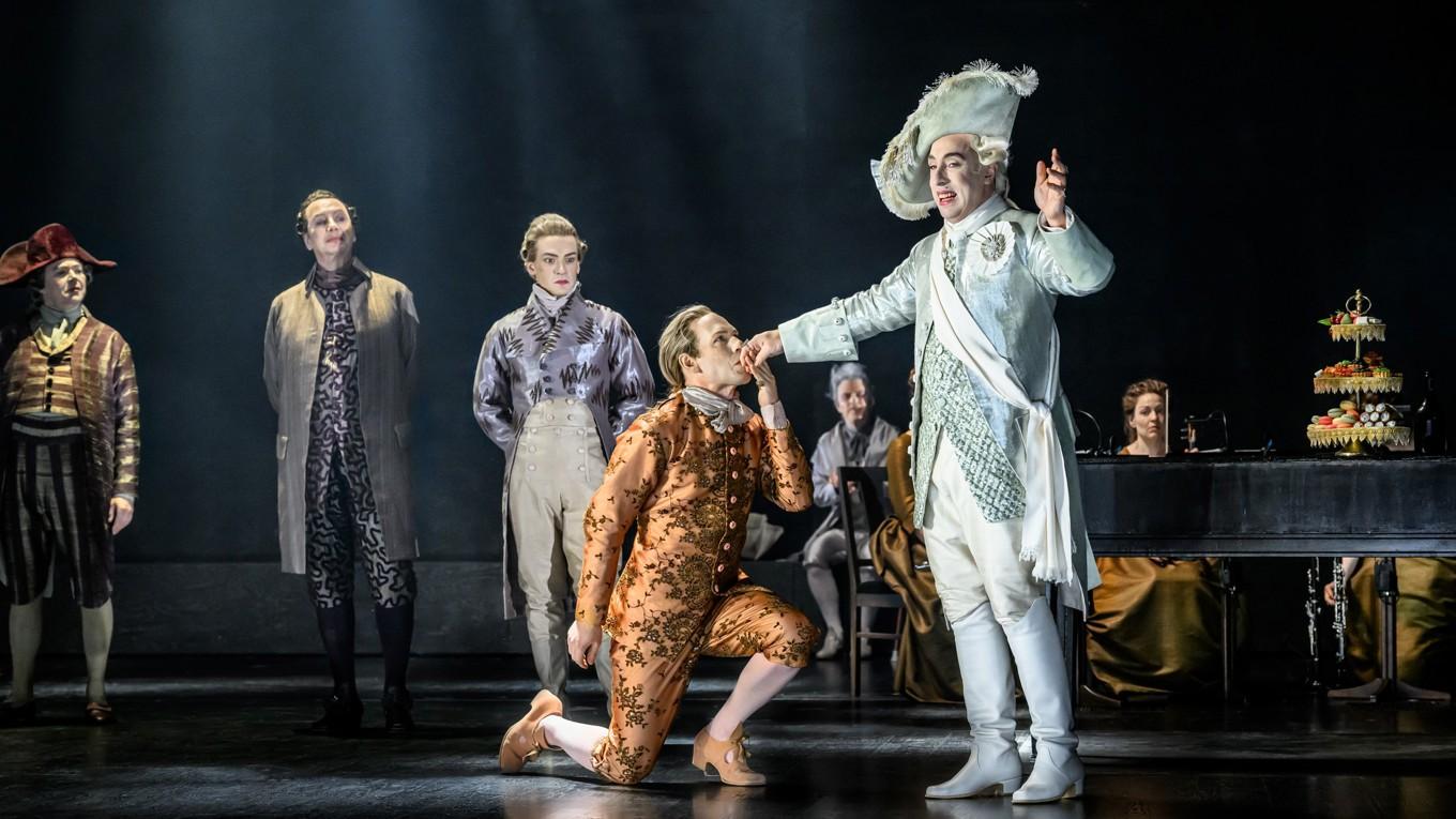 Simon Reithner som Mozart och Per Andersson som Josef II i föreställningen ”Amadeus” på Stadsteatern i Stockholm. Foto: Sören Vilks