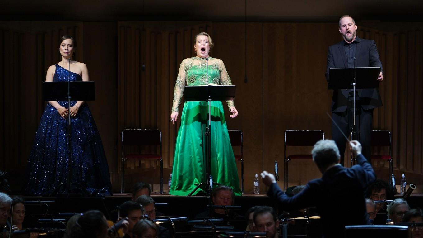 Irene Roberts som Brangäne, Nina Stemme som Isolde, och Daniel Johansson som Tristan i Berwaldhallen fredagen den 21/2–25. Foto: arne@hyckenmedia.se