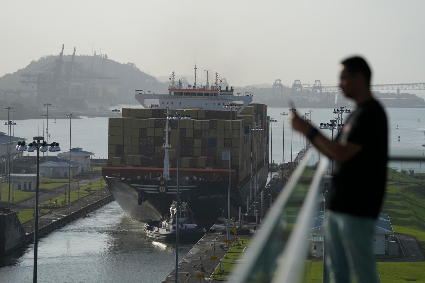 Ett fraktfartyg passerar Panamakanalen den 21 februari. Foto: Matias Delacroix/AP/TT