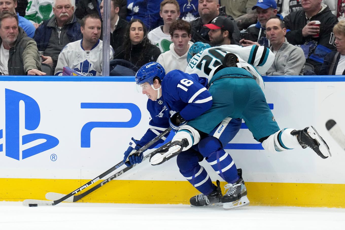 San Joses Fabian Zetterlund i närkamp med Torontos Mitch Marner. Foto: Nathan Denette/AP/TT