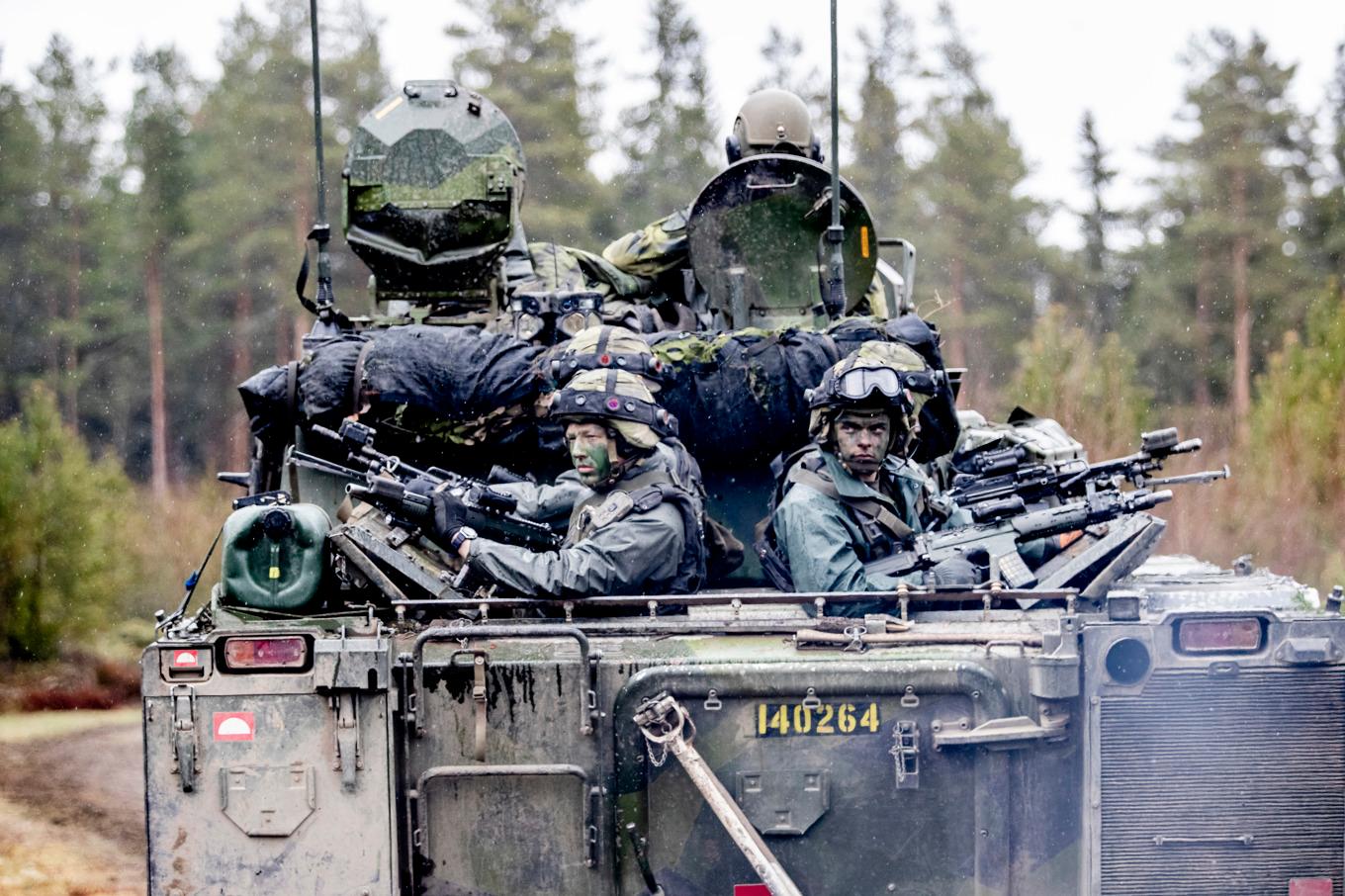 Försvarsmakten vill få större frihet att köpa in materiel utan att be regeringen om lov. Arkivbild. Foto: Adam Ihse/TT