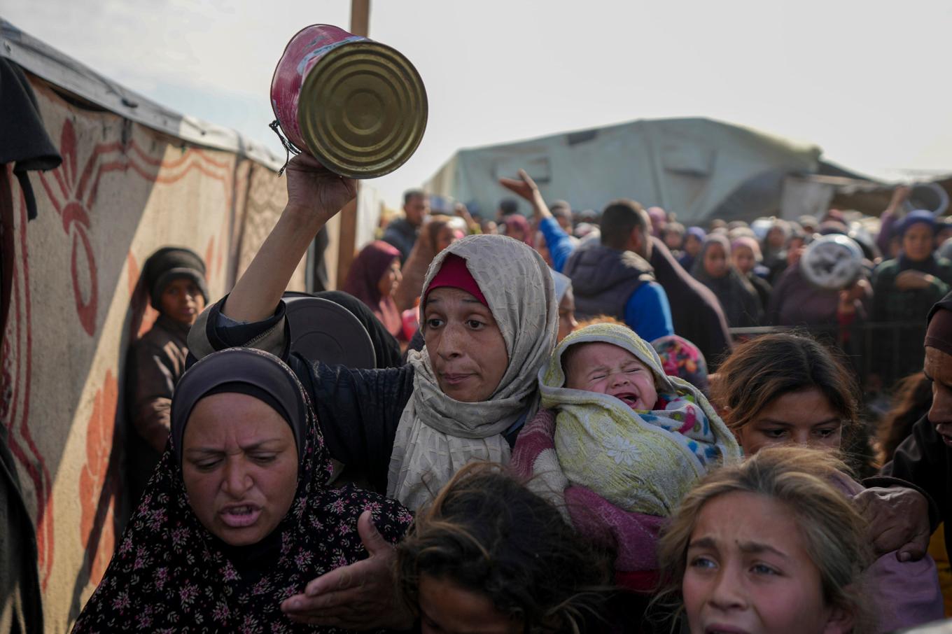 Palestinier köar vid en matutdelningsstation i Khan Yunis i södra Gaza i januari. Foto: Abdel Kareem Hana/AP/TT