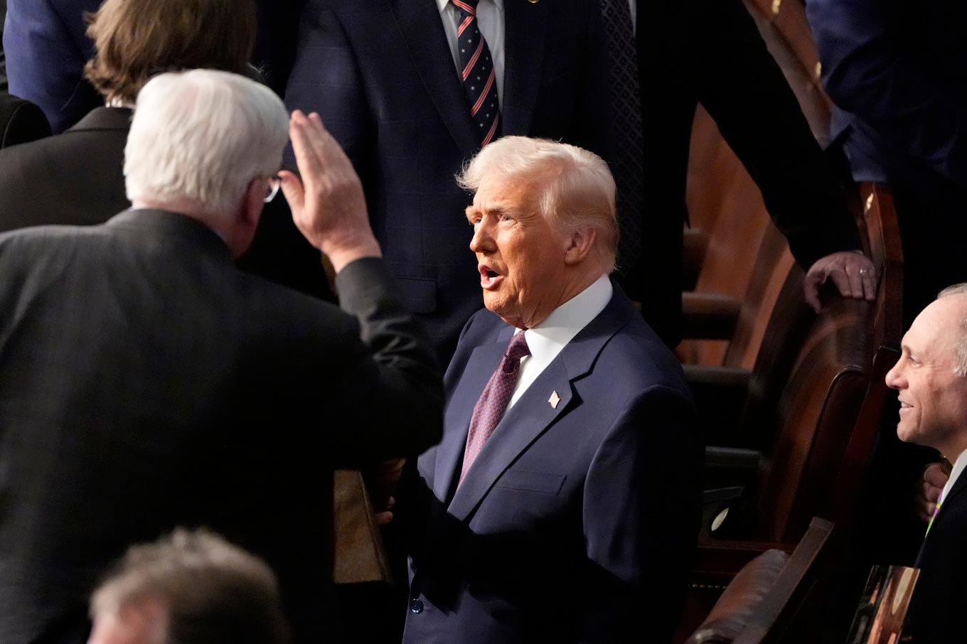 USA:s president Donald Trump anländer till kongressen där han ska hålla sitt första tal. Foto: Alex Brandon