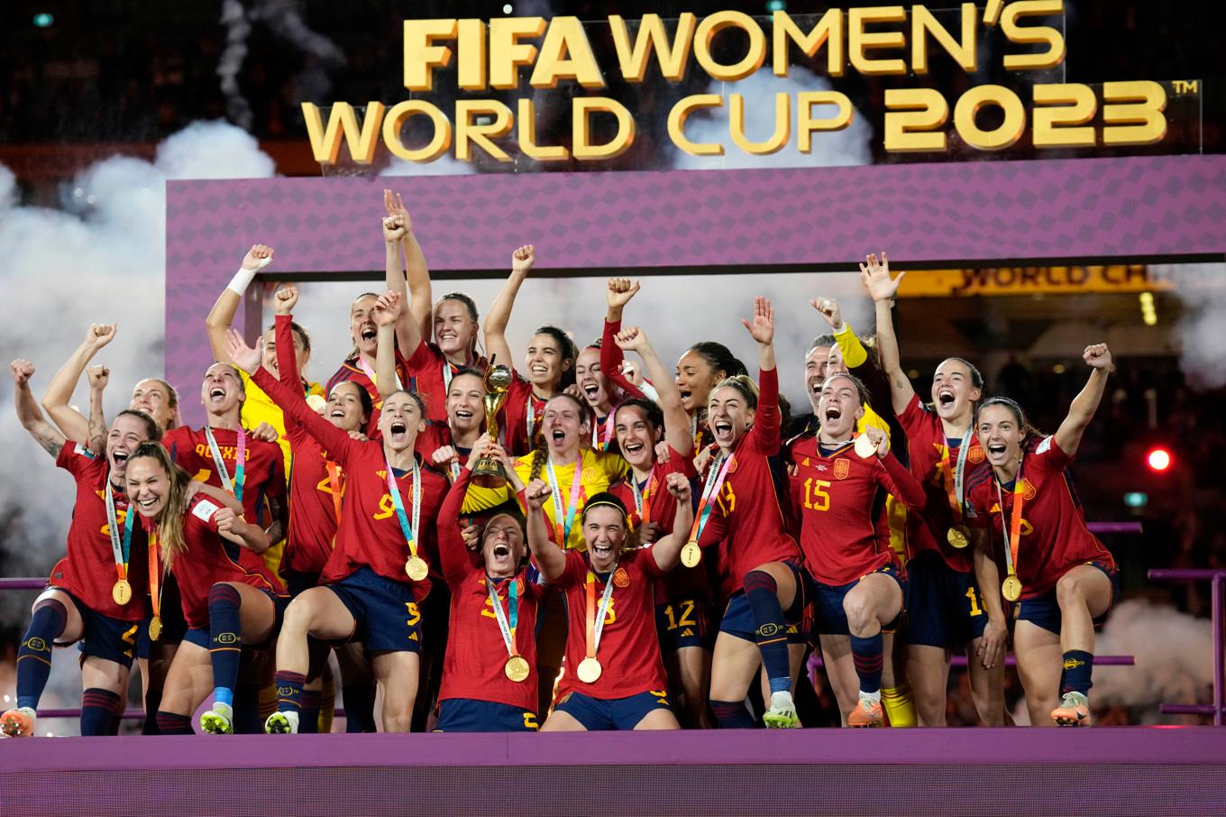 Spanien firar VM-guldet i Sydney, Australien, 2023. VM 2027 går i Brasilien, men sedan kan det bli ett mästerskap i Afrika. Foto: Alessandra Tarantino/AP/TT