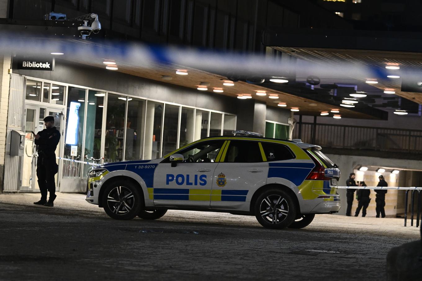 En stor polisinsats pågick under söndagskvällen i Fruängen i södra Stockholm. Foto: Oscar Olsson/TT