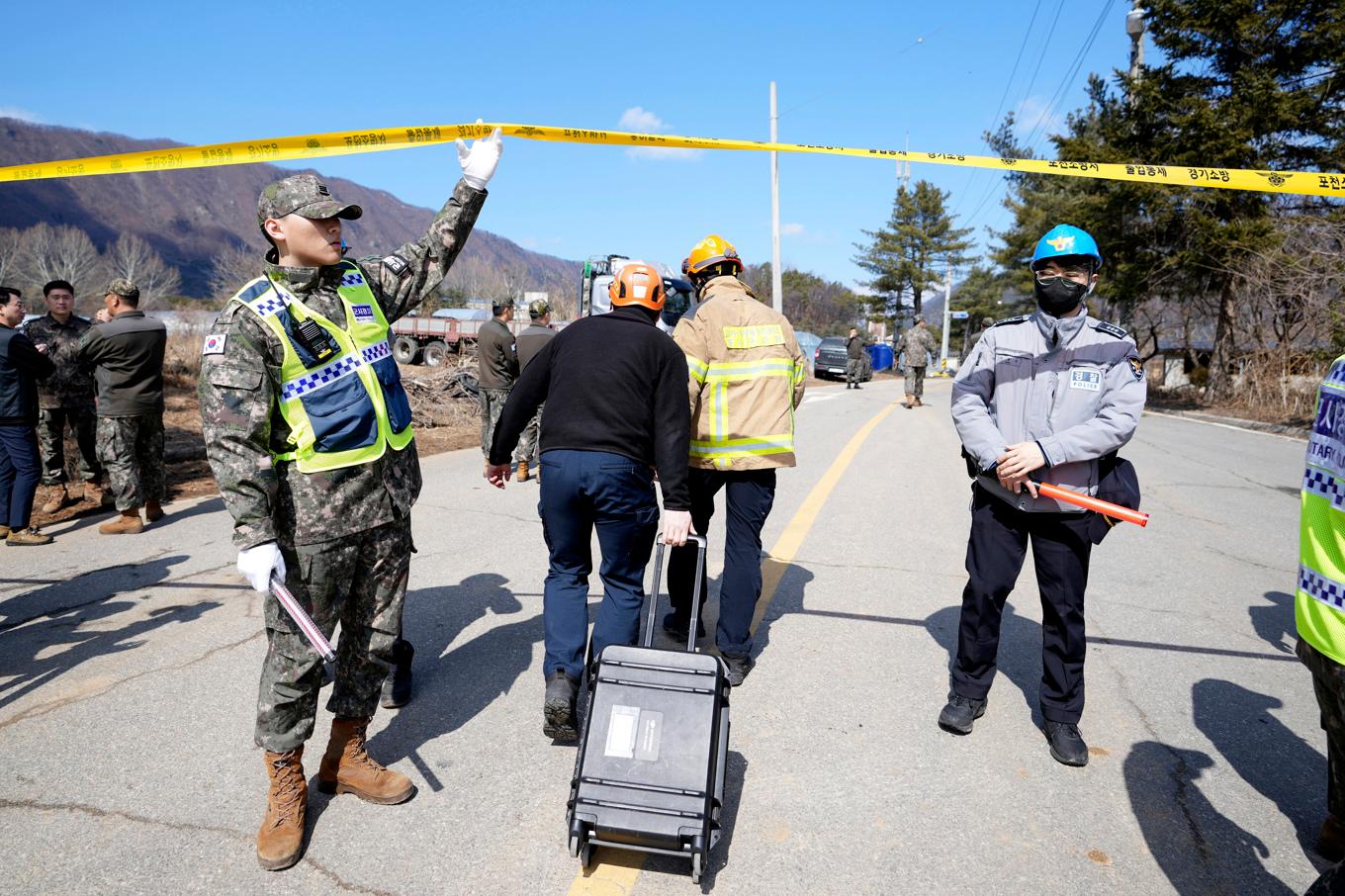 Militär och räddningspersonal i Pocheon i norra Sydkorea, som av misstag bombades i samband med en militärövning. Foto: Lee Jin-man/AP/TT