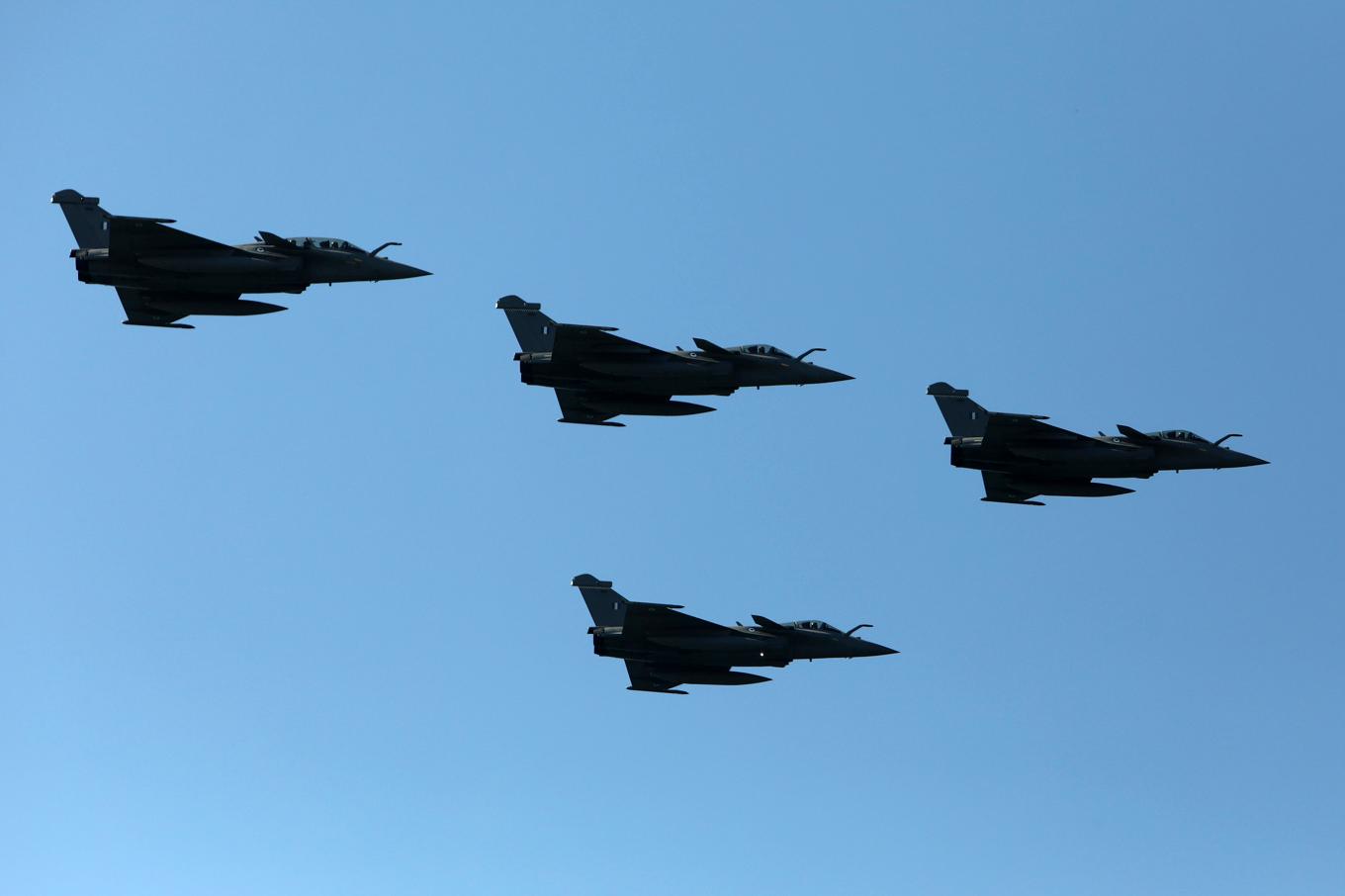 Grekiska stridsflygplan av typen Rafale under en militärparad ovan Thessaloniki i fjol. Foto: Giannis Papanikos/AP/TT