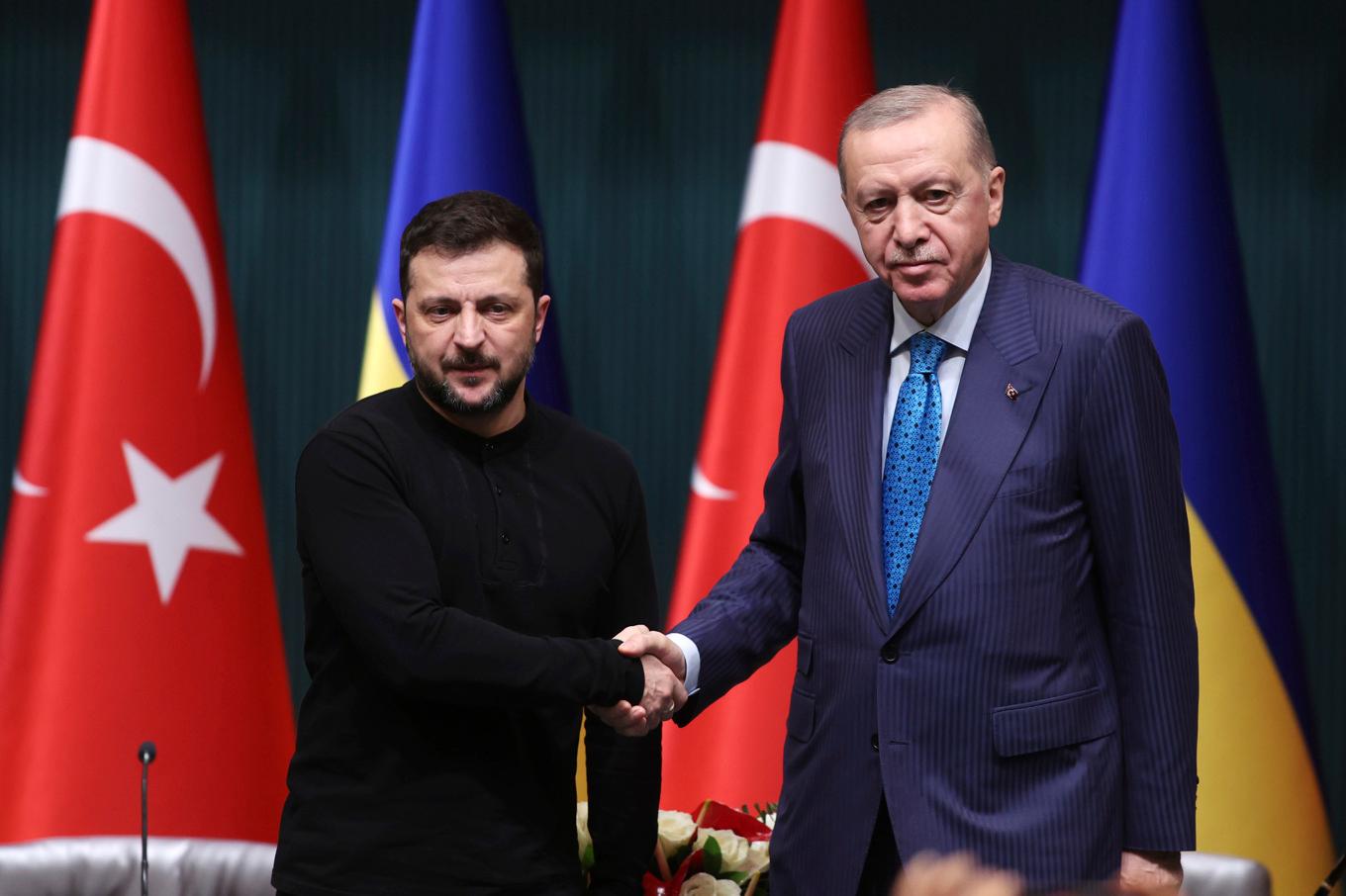 Ukrainas president Volodymyr Zelenskyj skakar hand med sin turkiske motsvarighet Recep Tayyip Erdogan i Ankara i februari. Foto: Yavuz Ozden/AP/TT