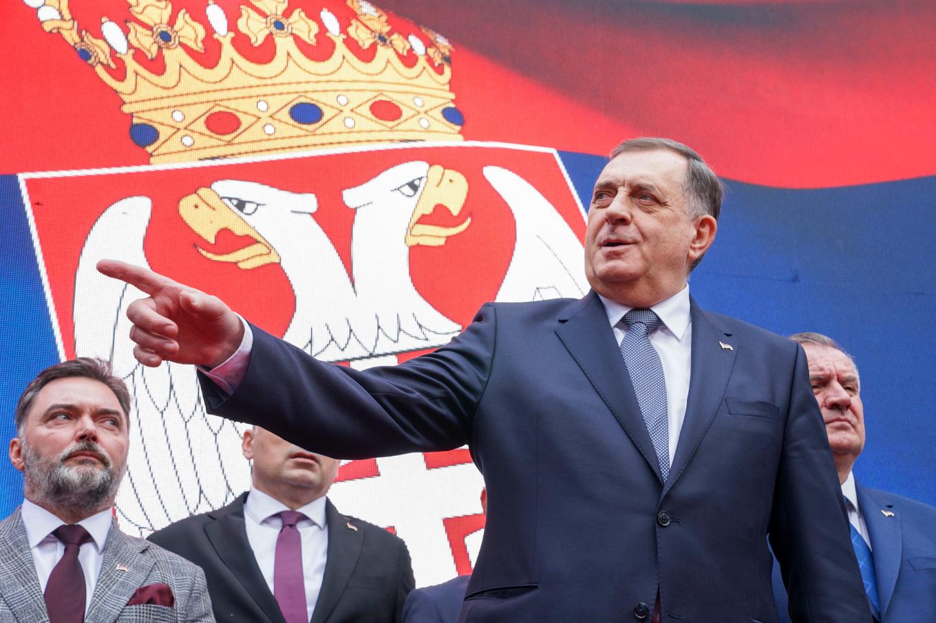 Bosnienserbernas ledare i Bosnien-Hercegovina, Milorad Dodik, klipper band på band med den federala statsapparaten. Bilden togs den 26 februari. Foto: Radivoje Pavicic/AP/TT