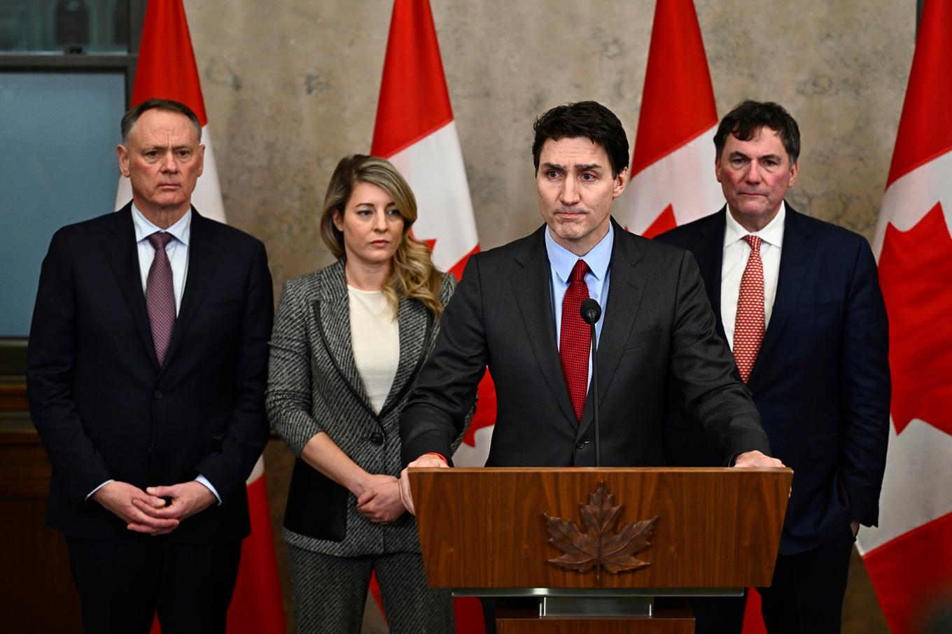 Kanadas premiärminister Justin Trudeau tillsammans med finansministern Dominic LeBlanc, till vänster, samt utrikesministern Melanie Joly och ministern för allmän säkerhet, David McGuinty. Bild från 1 februari. Foto: Justin Tang/AP/TT