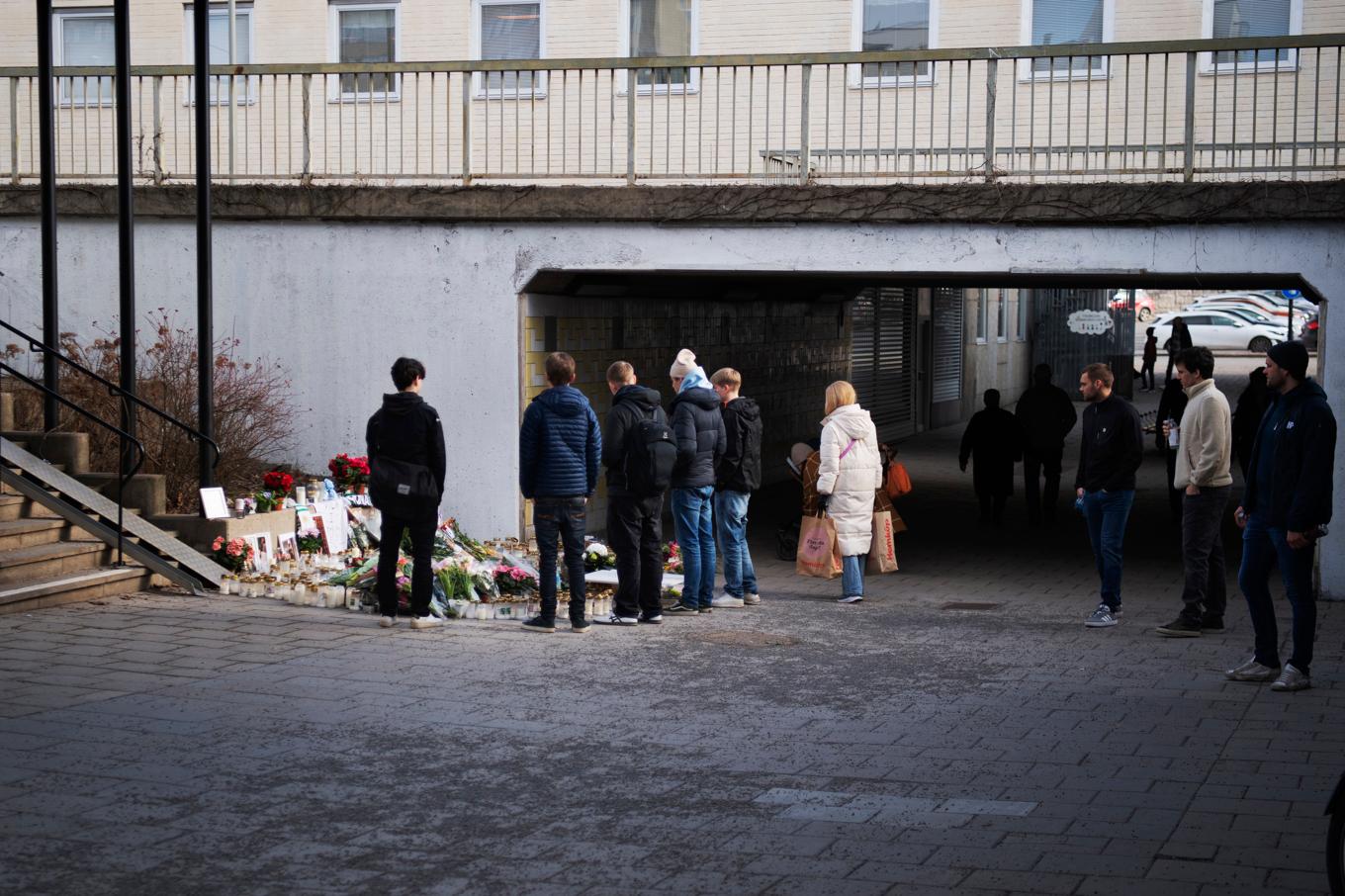 Ljus och blommor har lagts ner vid en gångtunnel i Fruängen i södra Stockholm efter att en av de två pojkarna som sköts har avlidit. Bilden är tagen under fredagen. Foto: Viktoria Bank/TT