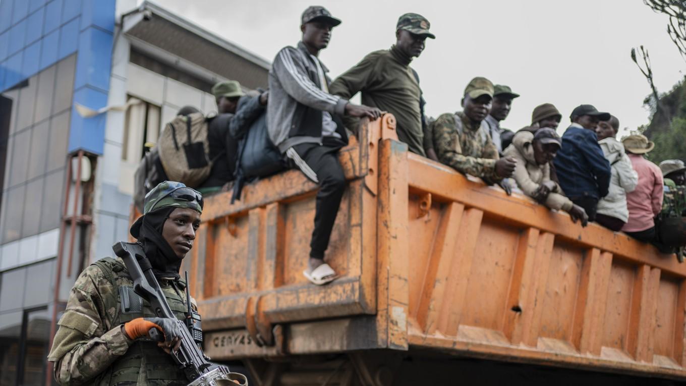 Poliser och regeringssoldater som uppges ha överlämnat sig till milisen M23 i Goma i februari. Foto: Moses Sawasawa/AP/TT