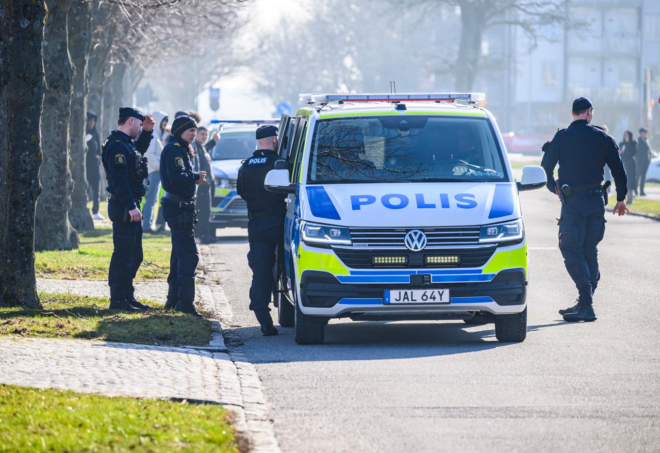 Polisen var på plats med en större insats på en skola i Limhamn i Malmö på torsdagen. Ett skarpladdat vapen beslagtogs och sex elever är misstänkta för grovt vapenbrott. Foto: Johan Nilsson/TT